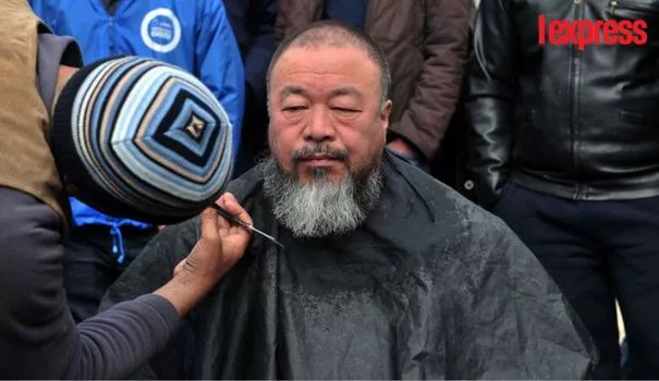 Grèce: l'artiste chinois Ai Weiwei tondu par un réfugié.