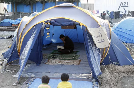 Un migrant prie dans un camp de réfugiés du nord de la Grèce, à Idomeni, le 19 mars.


