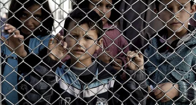 Depuis dimanche, les migrants arrivés de Turquie sur l'île de Lesbos, sont maintenus dans le camp de Moria, et ne sont plus autorisés à en sortir. - AFP/ARIS MESSINIS


