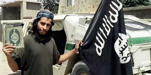 Une carte de Brussels Airport retrouvée dans un appartement d'Abaaoud à Athènes.