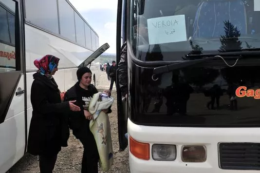 A Idomeni en Grèce à la frontière macédonienne, des cars évacuent les réfugiés qui le souhaitent vers des centres.


