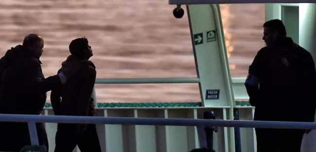 Lundi, 5h30, l'Europe expulse les premiers migrants de Grèce vers la Turquie.