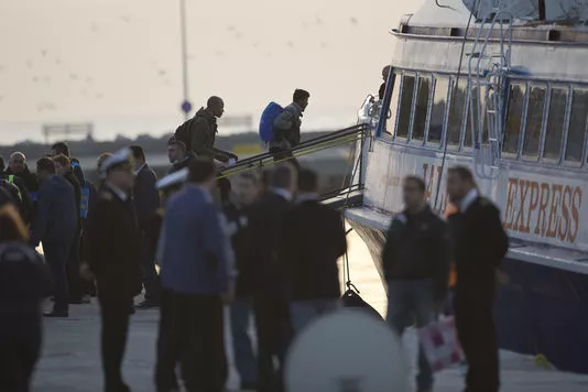Un premier ferry turc avec à son bord des dizaines de personnes a quitté le port de Mytilène à Lesbos, dans la matinée du 4 avril.


