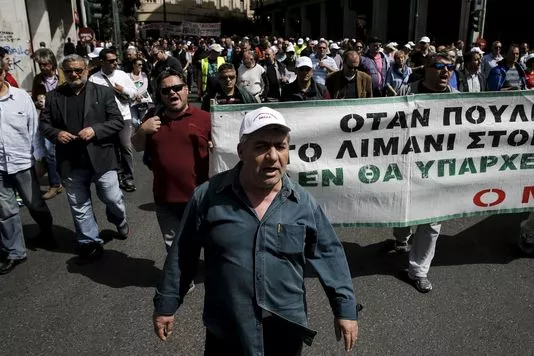Des dockers manifestent dans les rues d'Athènes.


