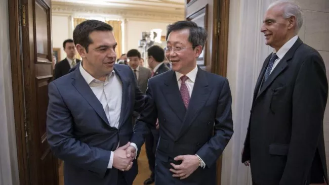 Alexis Tsipras, le premier ministre grec accueille Xu Lirong, le président de Cosco, avant la signature du contrat. Crédits photo : HANDOUT/REUTERS


