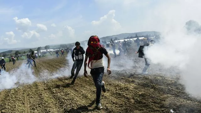 Grèce: "au moins 260 migrants" gazés et blessés par des policiers à Idomeni.