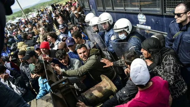 Grèce: la police macédonienne tire des gaz lacrymogènes contre des migrants.