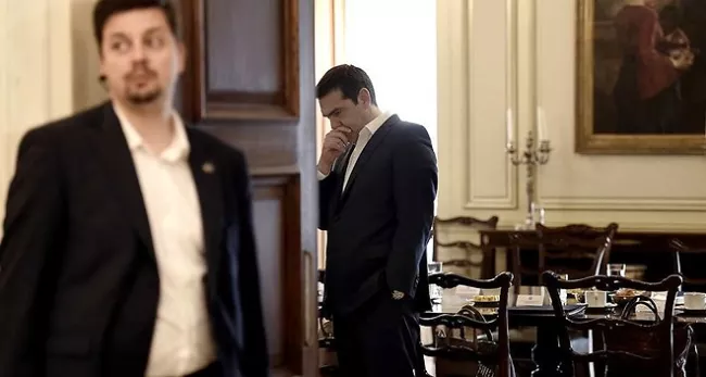 Le gouvernement grec et les émissaires des créanciers (Commission européenne, BCE, MES et FMI) ont soudainement décidé lundi soir d'ajourner leurs discussions. / AFP PHOTO / ARIS MESSINIS - AFP


