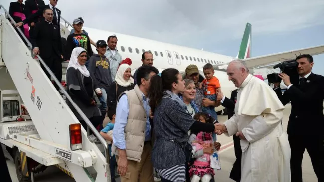 Trois familles de réfugiés syriens musulmans sont montées à bord de l'avion du pape François, samedi après-midi. Crédits photo : Filippo Monteforte/AP


