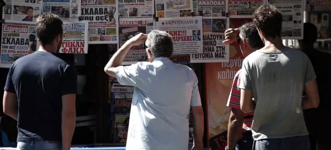 Les Grecs sont très attentifs aux nouvelles réformes additionnelles que les Européens et le FMI pourraient leur imposer. Crédits photo : Yorgos Karahalis/Bloomberg


