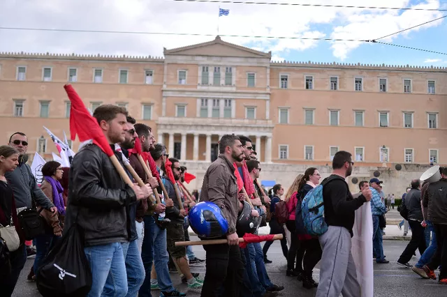 Des grévistes manifestent devant le parlement grec, à Athènes. Image: AFP


