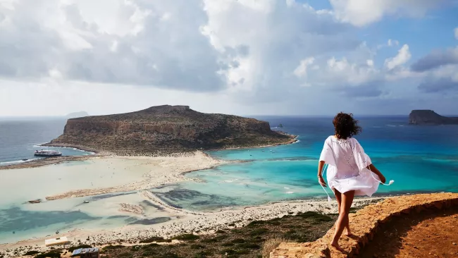 A la pointe nord-est de l'île, la péninsule de Gramvoussa se termine par un lagon aux couleurs éblouissantes. Sable fin, mer où l'on ne perd jamais pied, îlots rocheux : le lagon de Balos se rejoint en bateau ou à pied. Crédits photo : Laurent Fabre/Figaro Magazine


