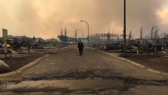 Le gigantesque incendie dans la province canadienne de l'Alberta se poursuit. Crédits photo : RCMP/AFP



