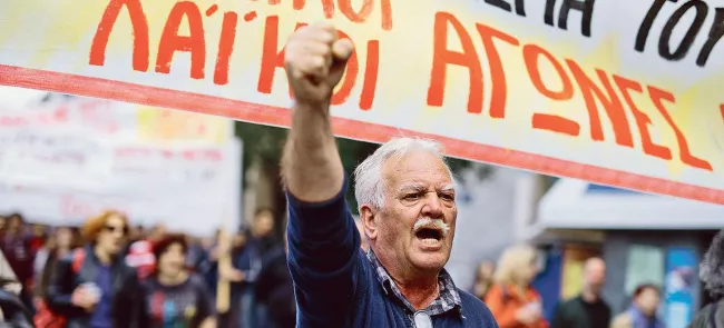 Un manifestant entonne des slogans anti-austérité, vendredi à Athènes. Crédits photo : Petros Giannakouris/AP


