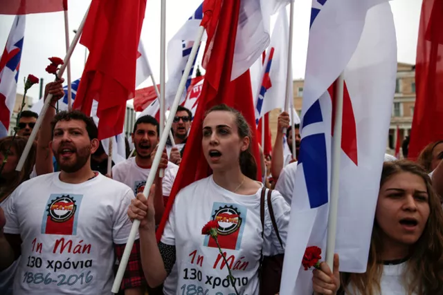 Des milliers de personnes dans la rue en Grèce.