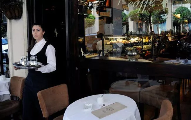 Une serveuse dans un bar en plein centre d'Athènes


