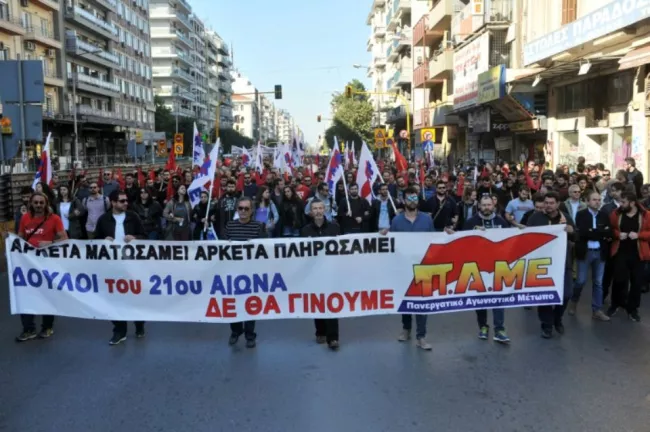 «Esclaves du XXIe siècle», peut-on lire sur la banderole du syndicat Pame, proche du Parti communiste KKE, qui ouvre le cortège contre les nouvelles mesures d'austérité en Grèce, le 12 novembre 2015 à Athènes.


