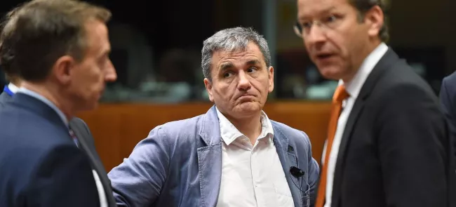 Le ministre grec des Finances, Euclide Tsakalotos (au centre), et son homologue néerlandais, Jeroen Dijsselbloem (à droite), également président de l'Eurogroupe, mercredi à Bruxelles, Crédits photo : EMMANUEL DUNAND/AFP


