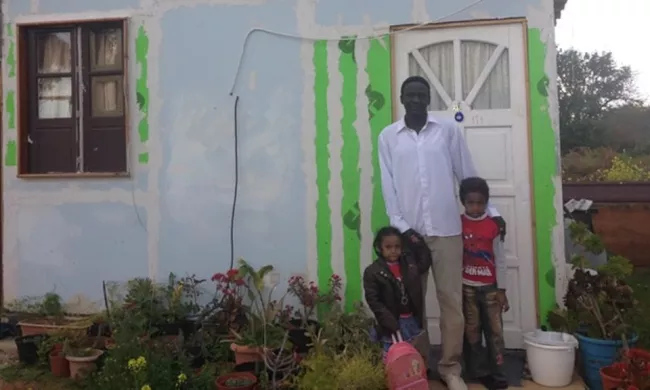 Tag Bashir et ses deux enfants, dans l'enclave britannique de Dhekelia, sur l'île de Chypre.


