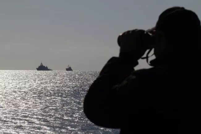 Un garde-côtes grec observe des bateaux au large de la Crète, le 27 novembre 2014.


