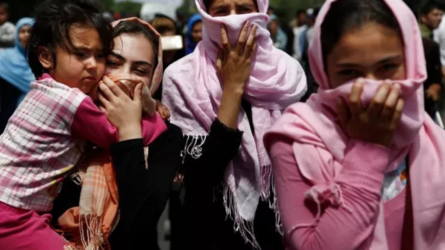 La police évacue un camp satellite d'Idomeni.