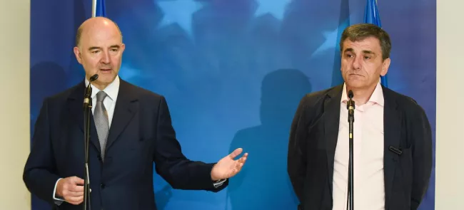 Pierre Moscovici et Euclid Tsakalotos, le 16 juin au Luxembourg. Crédits photo : JOHN THYS/AFP


