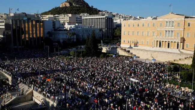 Des manifestants qui protestent contre le gouvernement d'Alexis Tsipras à Athènes, mercredi de la santé dans les rues d'Athènes, la semaine dernière. PHOTO REUTERS / Yannis Behrakis


