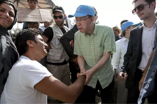 En visite sur l'île de Lesbos, Ban Ki-Moon a critiqué l'accord conclu entre l'UE et la Turquie, qui prévoit le renvoi des migrants arrivés illégalement.


