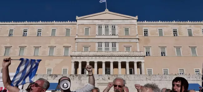 Le 15 juin 2016, des Grecs ont protesté devant le Parlement contre la politique économique menée par le gouvernement d'Alexis Tsipras. Crédits photo : LOUISA GOULIAMAKI/AFP


