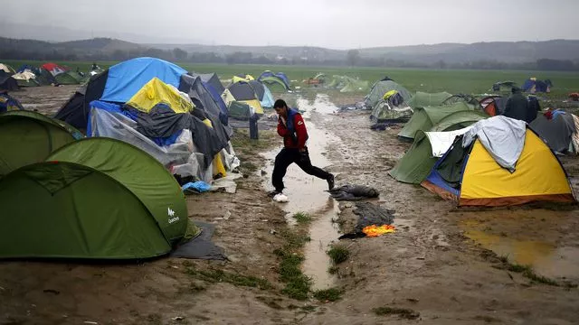 Un migrant, au camp d'Idomeni, en Grèce, à proximité de la frontière macédonienne. (Photo d'illustration)


