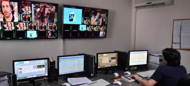 Depuis 27 ans, date de la naissance de la télévision privée, les chaînes disposent de licences provisoires et n'ont jamais payé à l'État un sou pour les fréquences utilisées. Crédits photo : LOUISA GOULIAMAKI/AFP


