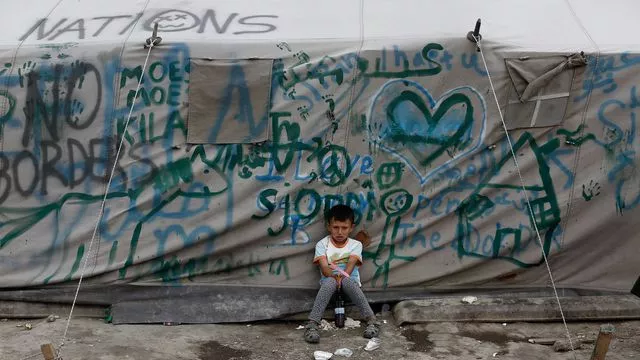 Un jeune garçon dans un camp de réfugiés à la frontière entre la Grèce et la Macédoine, près du village d'Idomeni, le 19 mai 2016.


