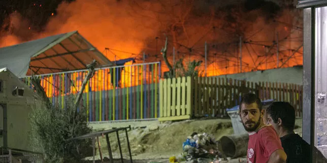 Des migrants dans le camp de Moria, sur l'île grecque de Lesbos, le 5 avril 2015.


