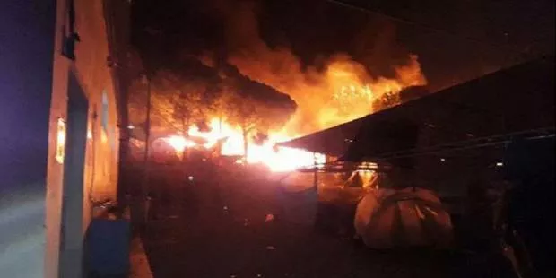 Incendie volontaire dans un camp sur l'île de Lesbos, des milliers de migrants fuient (VIDEO).
