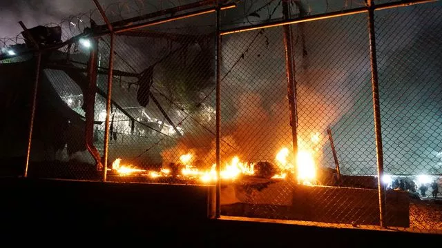 Incendie dans le camp de migrants de Moria, sur l'île grecque de Lesbos, en marges d'affrontements entre Afghans et Pakistanais, le 2 juin 2016 (photo d'illustration).


