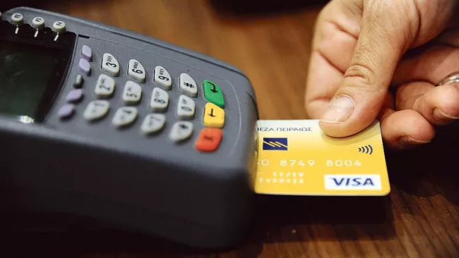 Le contrôle des changes pèse depuis un an sur le pays et empêche les Grecs de retirer plus de 420 euros par personne et par semaine. Crédits photo : © Michalis Karagiannis / Reuter/REUTERS


