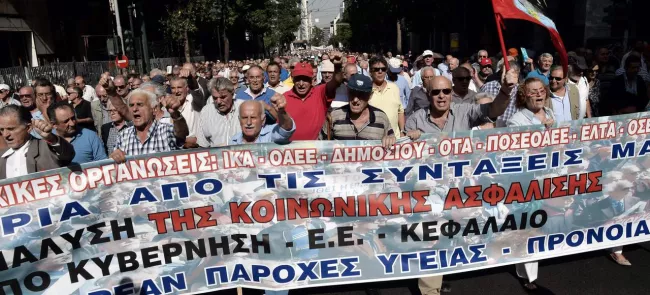 Les retraités grecs manifestent, le 3 octobre à Athènes, contre la baisse drastique de leurs pensions. Crédits photo : LOUISA GOULIAMAKI/AFP


