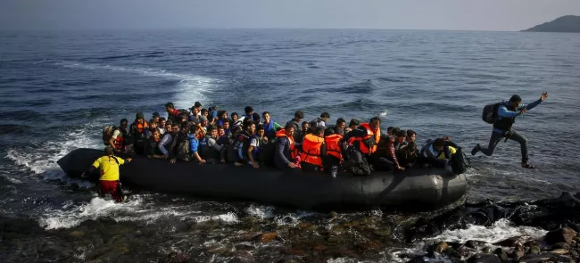 Des migrants afghans débarquents sur l'île de Lesbos, le 19 octobre 2015. Crédits photo : Yannis Behrakis/REUTERS


