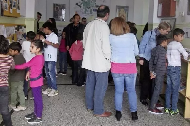 Lundi, c'était la rentrée des enfants venus du camp de réfugiés de Derveni, un mois après des petits Grecs. Image: Effy Tselikas


