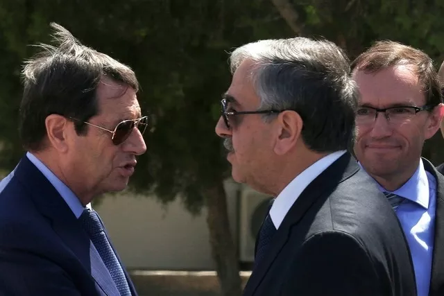 Le dirigeant chypriote-turc Mustafa Akinci (à droite) et le président de la République de Chypre Nicos Anastasiades (chypriote-grec, à gauche) lors d'une journée de pourparlers. (14 septembre 2016) Image: Keystone



