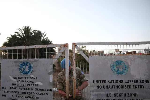 Un soldat de l'ONU dans la zone contrôlée par la Nations Unies à Nicosie. Image: Reuters



