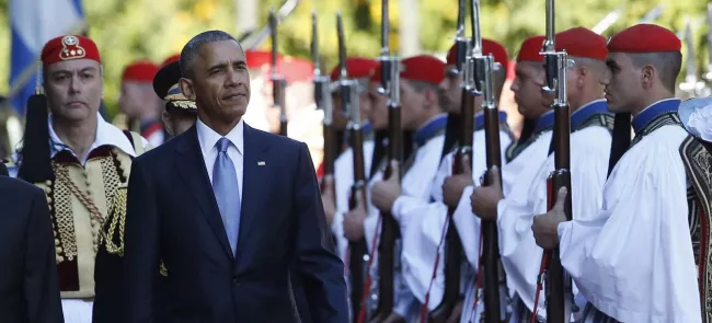 Barack Obama passe en revue la garde présidentielle grecque, mardi à Athènes. Crédits photo : Lefteris Pitarakis/AP


