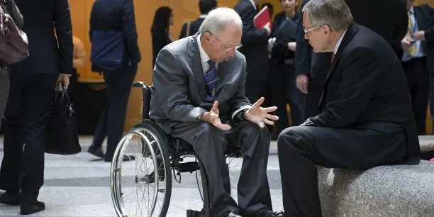 La mission confiée à Klaus Regling est de maintenir l'illusion d'une non-remise de dette... tout en l'organisant. Il ne le fait pas seulement à la demande de Monsieur Schäuble. Bercy est aussi très content d'assurer aux Français qu'il n'y a pas de remise de dette à la Grèce et que le contribuable sera remboursé au centuple. (Photo: Wolfgang Schauble (à gauche sur la photo) discutant avec Klaus Regling après une réunion avec le FMI et la Banque mondiale, le 21 avril 2015 à Washington) (Crédits :...