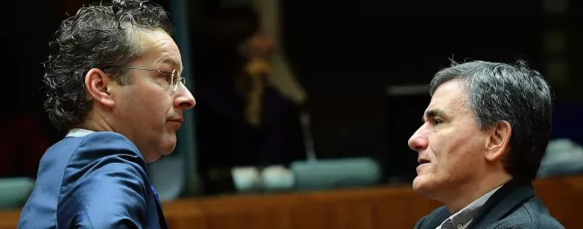 Joroen Dijsselbloem, le ministre néerlandais des Finances et président de l'Eurogroupe, discute avec son homologue grec Euclid Tsakalotos. © Emmanuel Dunand/AFP


