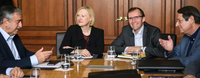 C'était au Mont-Pèlerin en novembre. Le leader chypriote turc Mustafa Akinci (à gauche) et le président chypriote grec Nicos Anastasiades ( droite) ont entamé les pourpalers, en présence des représentants de l'ONU Elizabeth Spehar et Espen Barth E... © Fabrice Coffrini (AFP)


