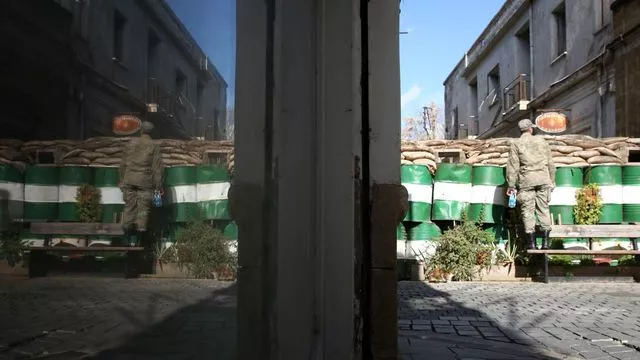 Un soldat chypriote grec devant une barricade à Nicosie, Chypre, 12 janvier 2017. L'île est divisée depuis 1974.



