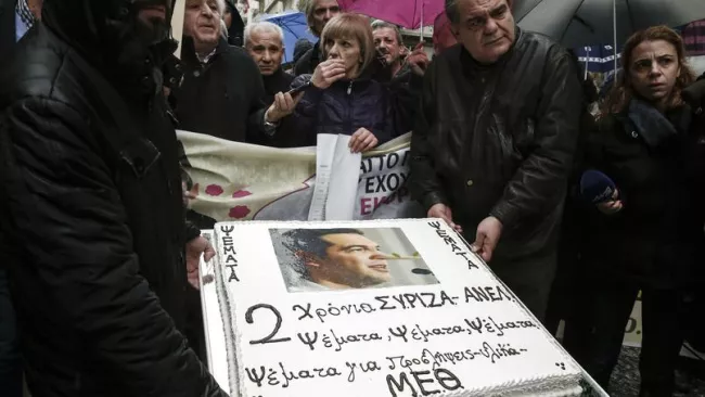 Des manifestants à Athènes présentent un gâteau symbolisant les deux ans de Tsipras au pouvoir avec la mention «Mensonges, mensonges, mensonges» et le nez allongé du premier ministre grec. Crédits photo : Yorgos Karahalis/AP


