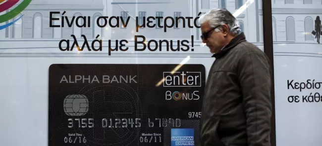 Depuis la mise en place du contrôle des changes, le 25 juin 2015, le gouvernement et les banques ont tenté à plusieurs reprises, de communiquer sur le bien-fondé des paiements par carte. Crédits photo : Kostas Tsironis/Bloomberg


