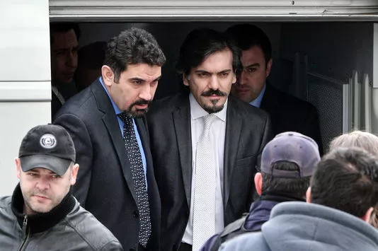 La Grèce refuse d'extrader huit officiers turcs.