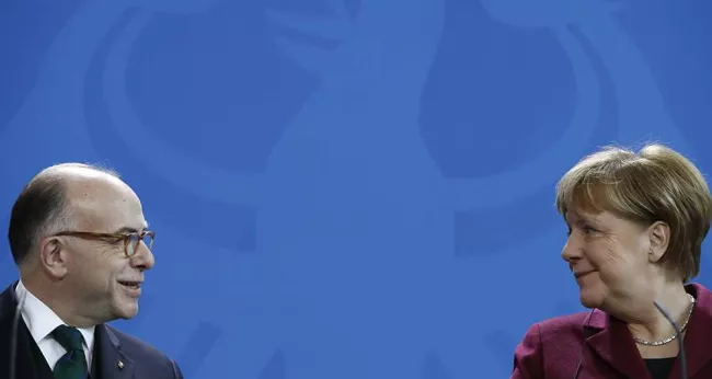 A Berlin, le Premier ministre Bernard Cazeneuve a sensibilisé la chancelière Angela Merkel sur le maintien de la Grèce dans la zone euro - Odd Andersen/AFP


